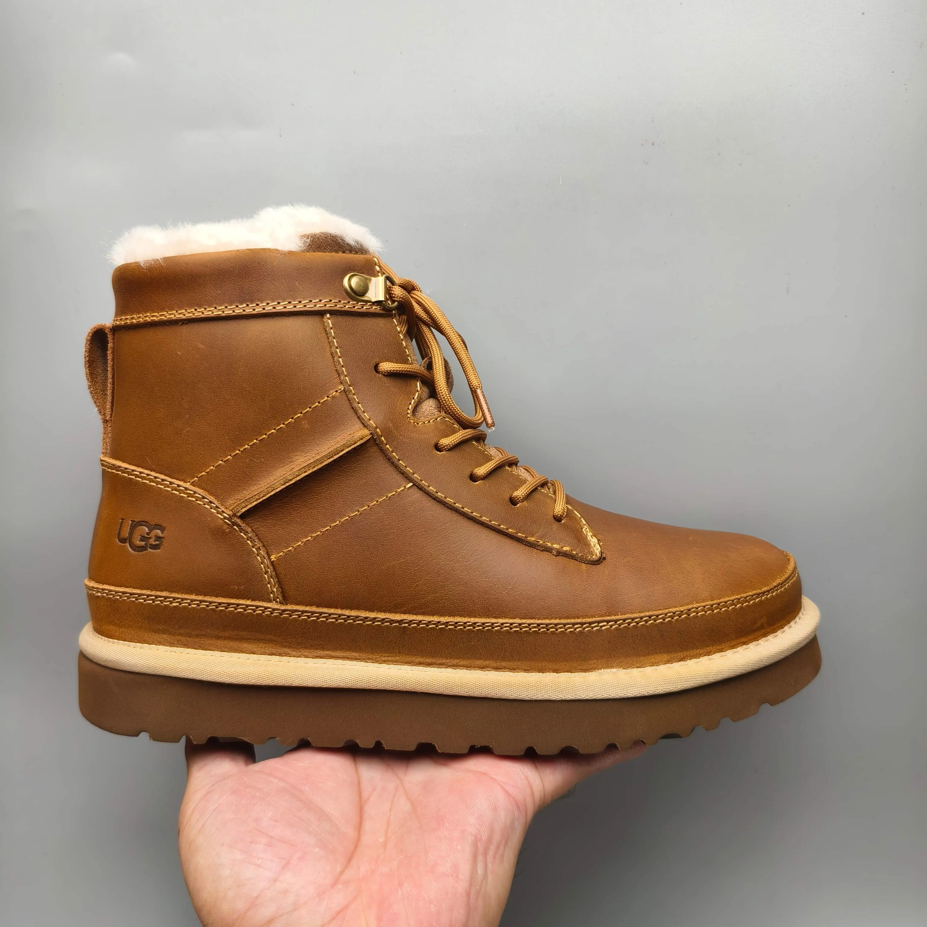 💰720 UGG sheepskin all-in-one snow boots 4580 mid-top patent leather lace-up side zipper men's color matching: black maroon matching code: 39-45